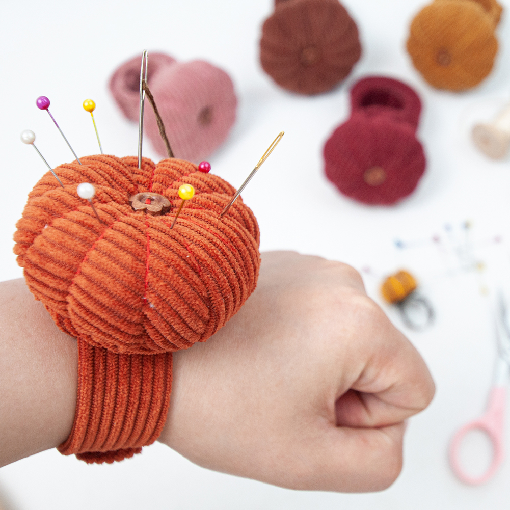 Pumpkins Wrist Pin Cushion Set - Sewing Pin Cushion recension och pris